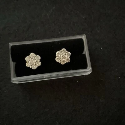 Aretes con racimo de flores de diamantes de 1,70 quilates TW de oro blanco macizo de 14 k Foto 1 de 4