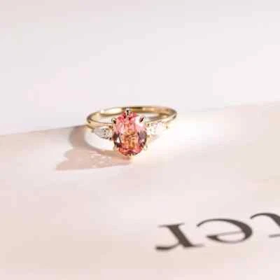 Alianza de oro amarillo de 14 quilates de zafiro rosa natural y diamante corte ovalado de 2,50 quilates 6 Foto 1 de 4