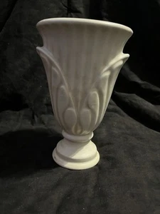 Haeger White 10in tall Vase Palm Leaf Design Vintage Art Deco - Picture 1 of 6
