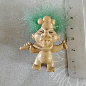 Figurine vintage - Troll -petit troll cheveux vert / cuisinier ? - Imagen 1 de 2