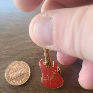 Nice Vintage Pat Benatar Red Guitar Metal Pin. Rare - Picture 1 of 2