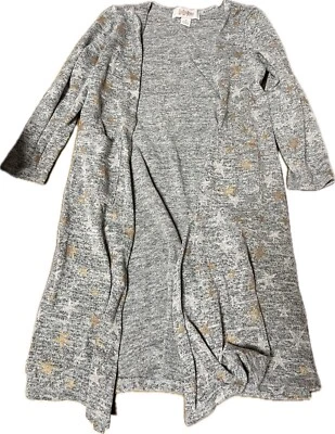 Suéter gris Lularoe 4 para niños pequeños con estrellas doradas y plateadas Foto 1 de 4