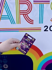 Prendedor de figura del Festival de las Artes EPCOT 2025 de los parques de Disney titular del pase - Imagen 1 de 1