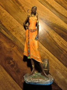 Moderne Skulptur Afrikanerin stehend mit bunten Kleidern ca.30 cm - Bild 1 von 4