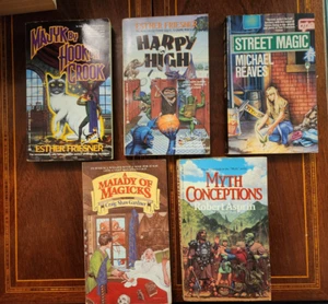 LOT OF 5 HUMOROUS VINTAGE FANTASY PB 1980'S - Bild 1 von 3