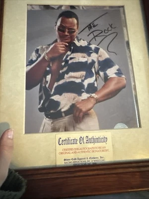 Foto autógrafa de la superestrella de la WWE 1999 The Rock, Dwayne Johnson 8x10 enmarcada certificado de autenticidad Foto 1 de 4