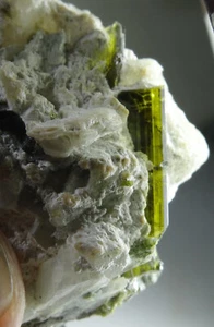 224 Karat Zagi’s Mountain Clinozoisit aus Pakistan, (Gv-13), - Bild 1 von 8