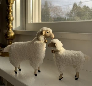 Handgefertigtes wolliges deutsches Schaf Lamm Spielzeug Weihnachtsdeko bemaltes Gesicht Stick Bein Set - Bild 1 von 24