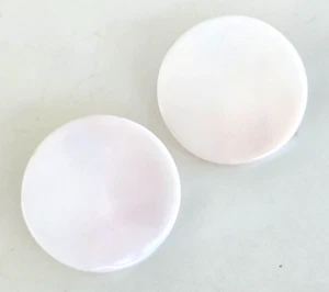 Pendientes perforados disco redondo con concha de caracola de tono rosa vintage blancos con 1" - Imagen 1 de 4