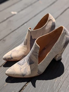 John Fluevog Kendra Pointed Toe Leather Heels Floral Sz 9 EUC MADE IN PERU - Picture 1 of 9
