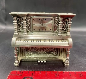 Reloj piano Timex miniatura tono plata ~ ornamentado ~ no probado necesita batería - Imagen 1 de 8
