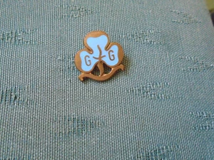 VINTAGE GIRL GUIDE AQUA COLOUR ENAMEL GUIDES PIN BADGE - Picture 1 of 2