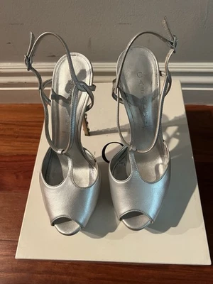 Bomba de cuero adornada con cristal talla 7 de Casadei incluye caja Foto 1 de 4