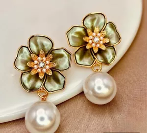 Enamel Pearl Camellia earrings Green 925 Silver Post Vintage womens jewelry NWT - Picture 1 of 8