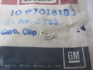 LATE 1970'S GM ROCHESTER 2V CARBURETOR PUMP ROD CLIP GM 7018186 NOS - Picture 1 of 2