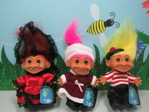 SET DI TRE TROLL IN GIRO PER IL MONDO - Bambole Russ Troll da 5" - NUOVE IN BORSE - Foto 1 di 3
