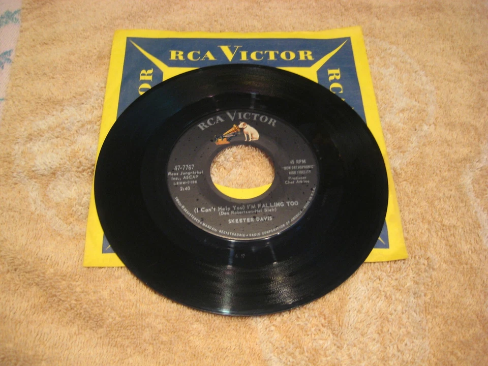 Skeeter Davis, (I Can't Help You) I'm Falling Too / No Never - Image 1 of 1