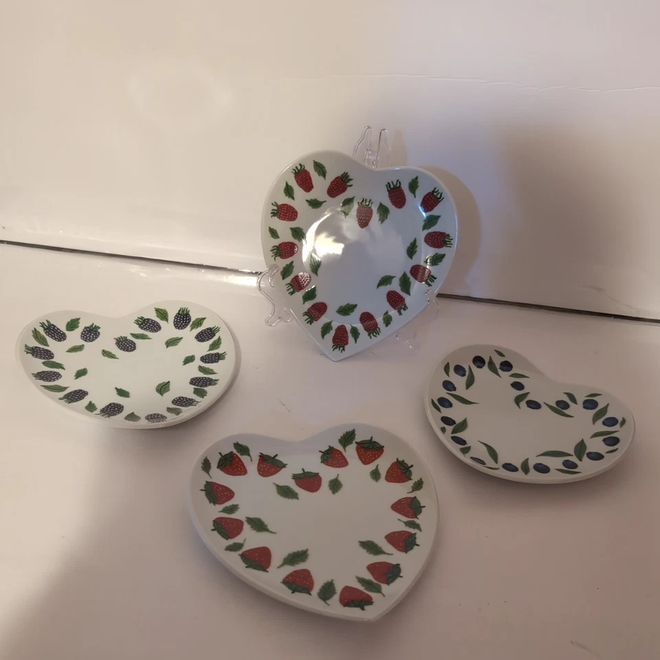 Williams Sonoma La Mure Chene Juego de 4 platos de bayas en forma de corazón aperitivo de postre Foto 1 de 4