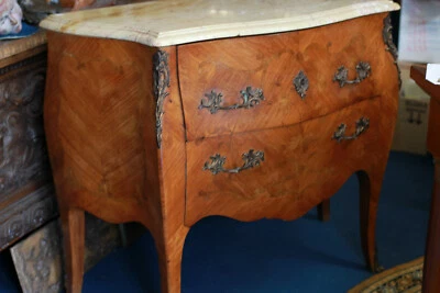 Commode galbé en marqueterie  style Louis XV dessus marbre chiné crème 2 tiroirs - Photo 1/4