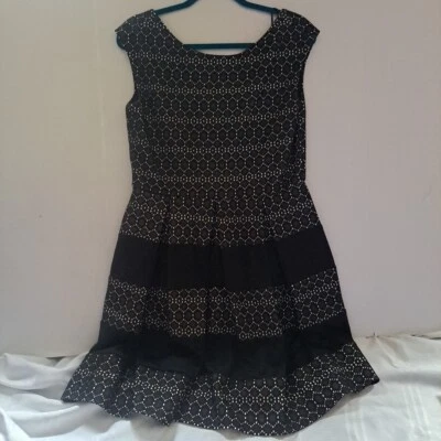 Vestido Tiana B Blanco y Negro Línea A Patrón Geométrico Tejido en Capas Plisado Talla 12  Foto 1 de 4