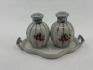 Vintage Porzellan Floral Rose Salz und Pfefferstreuer mit Tablett 2 1/2" - Bild 1 von 10