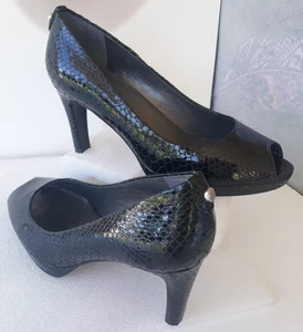 Stuart Weitzman PLAINFIELD Peep Toe Pumps Size 7M ~Snake Embossed Patent Leather - Picture 1 of 24