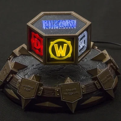 Estatua giratoria iluminada flotante 2018 regalo navideño para empleados de Blizzard Entertainment Foto 1 de 4