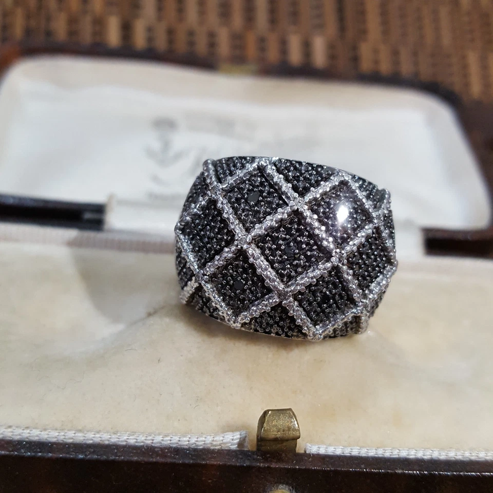 Anillo de plata de ley 925, diamantes blancos y negros genuinos, talla M.5 EE. UU. 6.5, cúpula Foto 1 de 4
