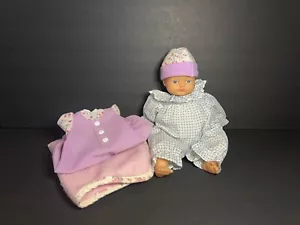 Vintage Hong Kong City Toys #683010 Weichkörper Baby Puppe mit 2 Outfits & Decke 12 Zoll - Bild 1 von 12