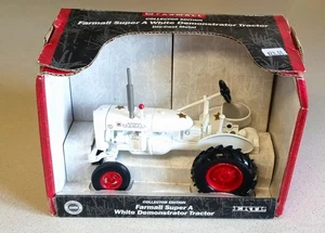 Ertl - Farmall Super A White Demonstrator Tractor #14052A - 1:16 Diecast - Picture 1 of 5