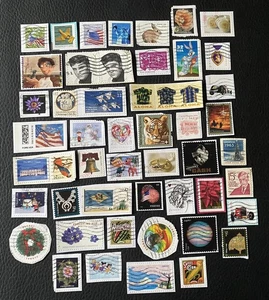 Lot de 50 timbres des USA années diverses - encore sur fragment - L131 - Foto 1 di 1