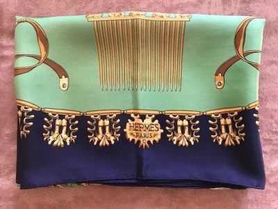 Bufanda de seda Hermes Les Cavaliers D’or verde, azul marino, dorado, bordes enrollados a mano Foto 1 de 4