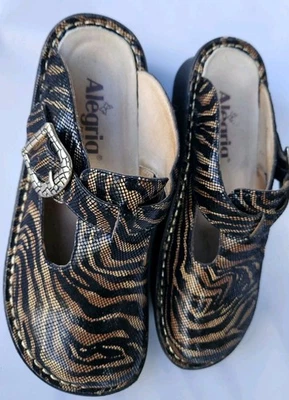 Zuecos Alegria Safari Mula Zapatos Talla 37 EE. UU. 6,5 Estampado Animal y Acentos Dorados LIMPIOS Foto 1 de 4