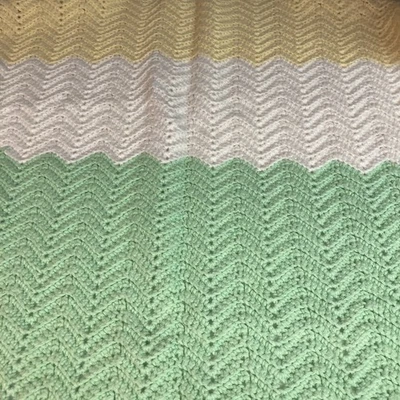 Manta bebé afgana de ganchillo Chevron verde menta mantequilla amarillo crema 31" x 45” usada en excelente estado Foto 1 de 4