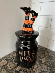 Bote Rae Dunn "BRUJA Y FAMOSO" con Topper de Piernas NUEVO Halloween NUEVO EN CAJA NUEVO - Imagen 1 de 4