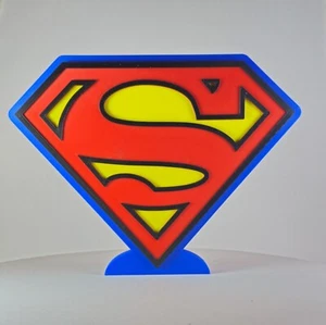 Superman Emblem Supporto Logo Stampato in 3D | Da Collezione | Scaffale Scrivania Espositore Arte - Foto 1 di 3