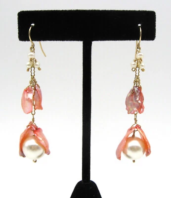 Pendientes colgantes de perlas cultivadas Keshi rosa rellenos de oro amarillo Foto 1 de 4