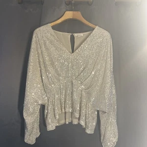 Endless Blu Sequin Blouse Sz M Oatmeal Color Holiday Parties - Picture 1 of 14