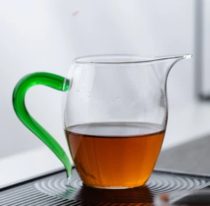 Jarra de té de vidrio transparente resistente al calor de 335 ml mango de color jarra Cha Hai - Imagen 1 de 16