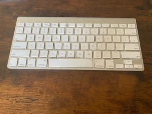 🍏 Apple A1314 Wireless Bluetooth Aluminum Keyboard, Mac OEM, TESTED, READ - Picture 1 of 8