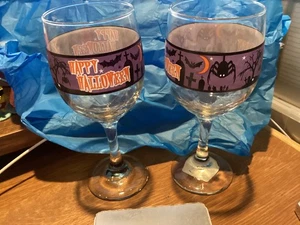PAR DE HALLOWEEN FELIZ 11,5 OZ. VASOS DE VINO O AGUA (DISEÑO PÚRPURA ESPELUZNANTE) - Imagen 1 de 3