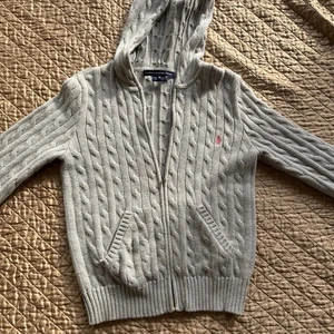 Ralph Lauren Sport Damenjacke mit Zopfmuster und durchgehendem Reißverschluss und Hoodie, Taschen Gr. M - Bild 1 von 13