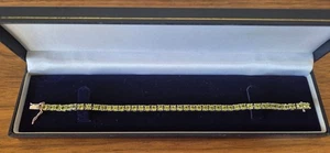 BEAUTIFUL GREEN PERIDOT AND STERLING SILVER TENNIS BRACELET IN PRESENTATION BOX - Picture 1 of 24