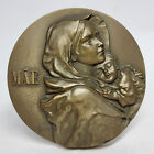 ART/belle médaille de bronze MÈRE par Baltazar/bébé dormant sur les genoux de sa mère