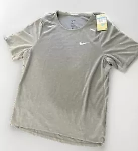 Nike DRI-FIT Rise 365 Uomo MEDIA Manica Corta Running Top Grigio CZ9184-084 Nuovo con etichette - Foto 1 di 3