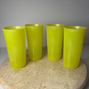 Tupperware vintage set di 4 bicchieri di plastica giallo brillante 9 oz 6377A2 - Foto 1 di 10