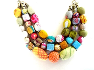 COLLAR TRIPLE HEBRA COMERCIO JUSTO HECHO A MANO RECICLADO KANTHA TELA GEOMÉTRICA CUENTAS - Imagen 1 de 12