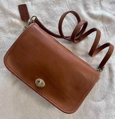 Bandolera Coach 9755 Británica Bronceada Cuero Curtido Penny Bolsillo De Colección Hecha en EE. UU. Foto 1 de 4