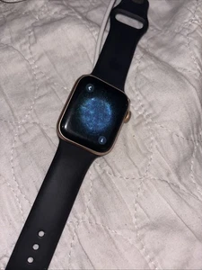 apple watch se LOCKED - Photo 1 sur 4