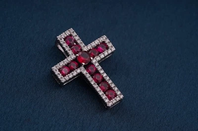2 克拉圆形切割实验室制作红色红宝石宗教十字架吊坠 14K 镀白金 — 第 1/4 张图片